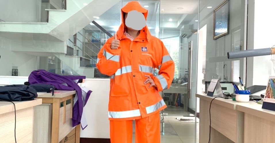 Sản xuất áo mưa bộ màu cam