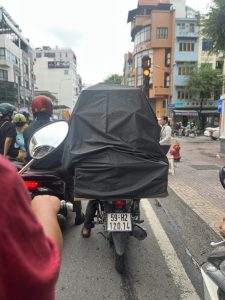 Xưởng may áo trùm hàng hoá đi mưa