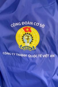 In ấn logo công đoàn lên áo mưa